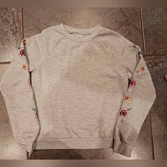 Girls Size 10-12 Gray Sweater with Flowers on Sleeves - Picture 1 of 4
